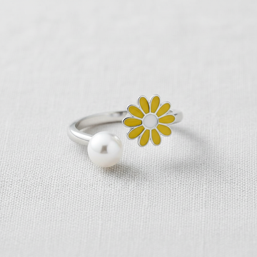 Daisy Pearl Adjustable Ring