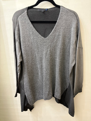 V Neck Combo Pullover Top in Charcoal (REG)