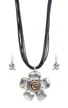 Inspiration Flower Necklace