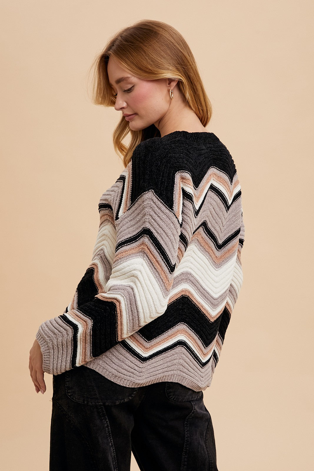 Chenille Zig Zag Sweater in Black (REG)