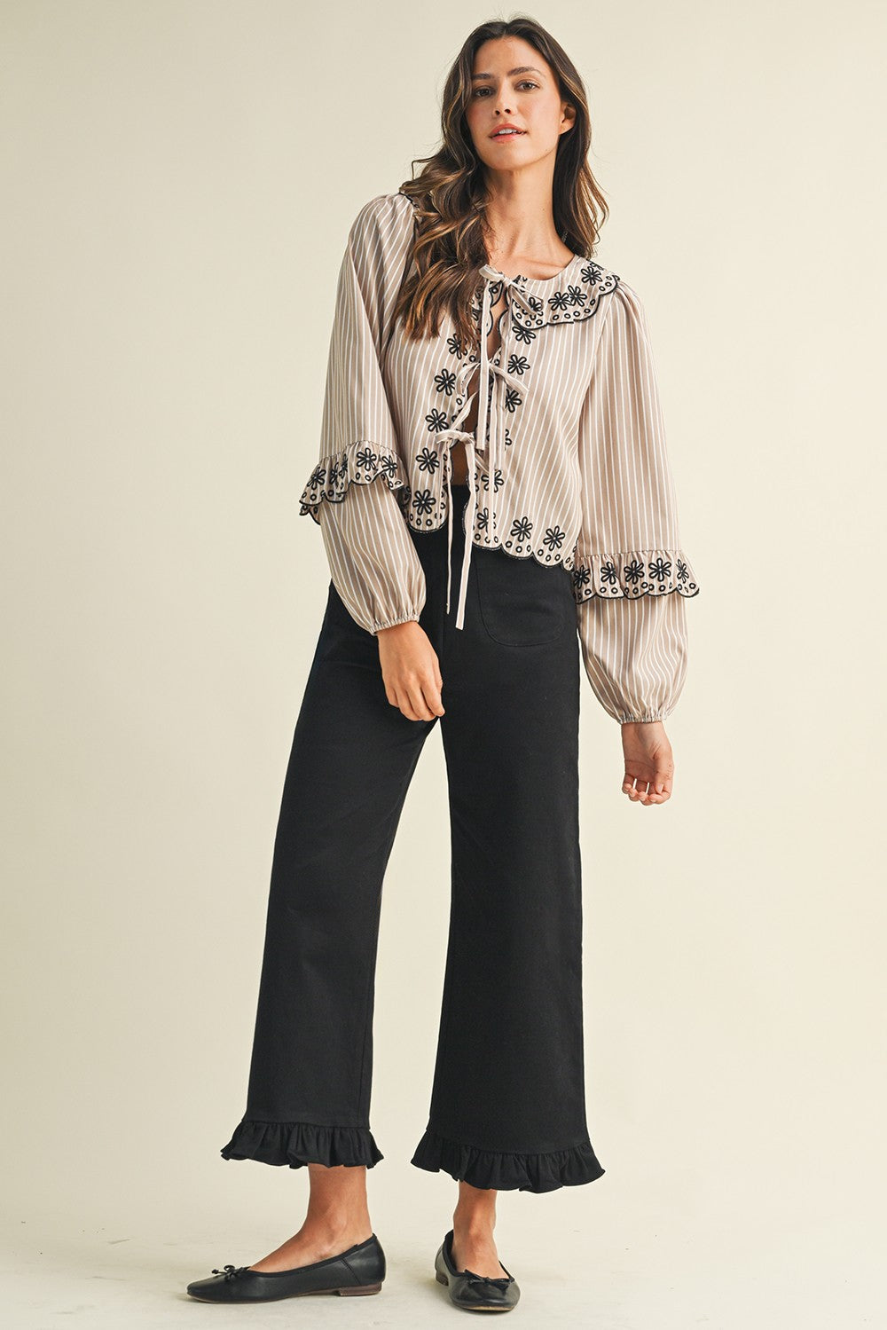 Ruffle Hem Crop Pants in Black (REG)