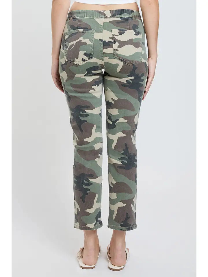 YMI Pull On Cropped Jogger Pants in Camo (REG)