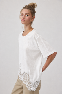 Lace Hem Slub Top in White (REG)