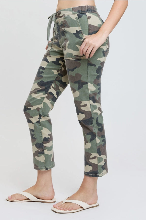 YMI Pull On Cropped Jogger Pants in Camo (REG)