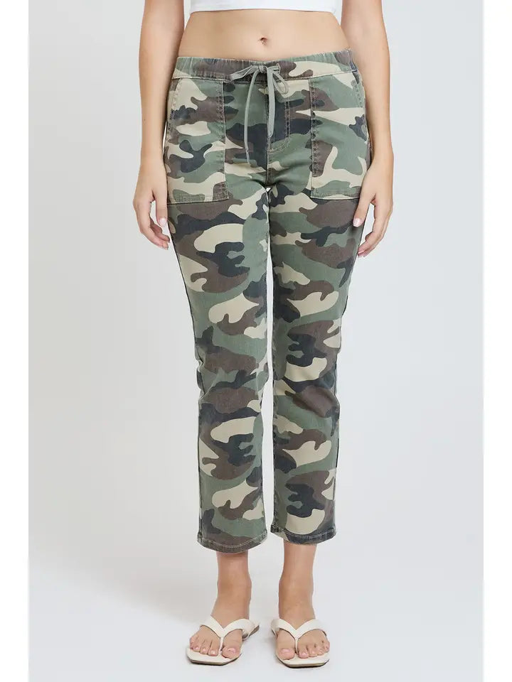 YMI Pull On Cropped Jogger Pants in Camo (REG)