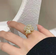 Clover Spinner Ring