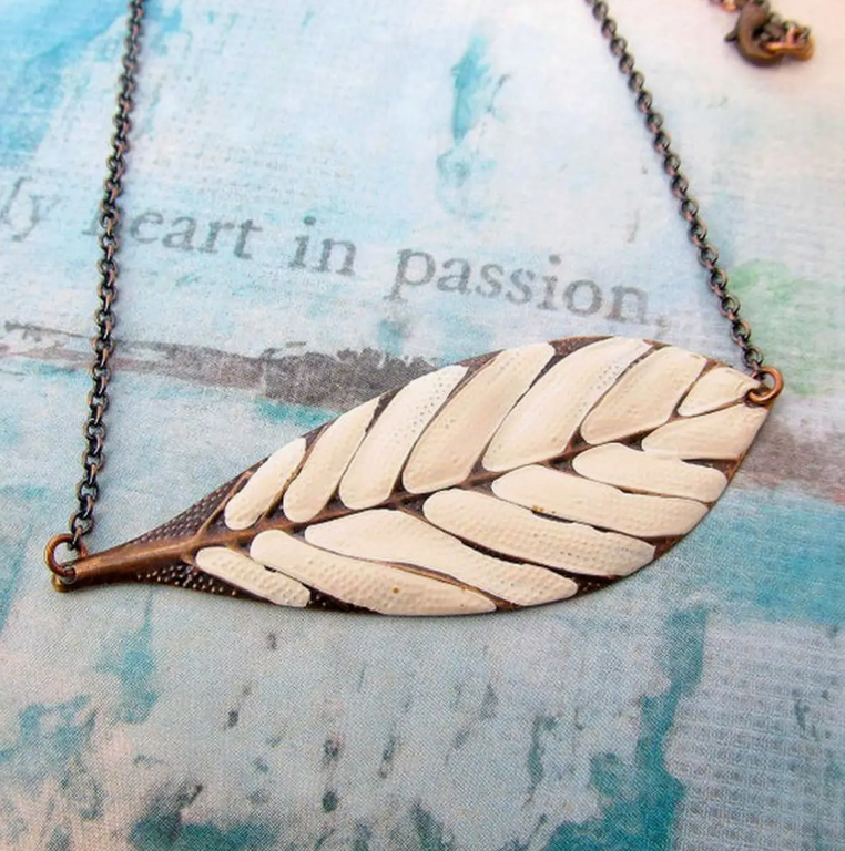 Diagonal leaf necklace