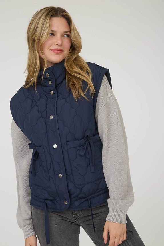 Snap Button Quilted Puffer Vest in Navy (REG)